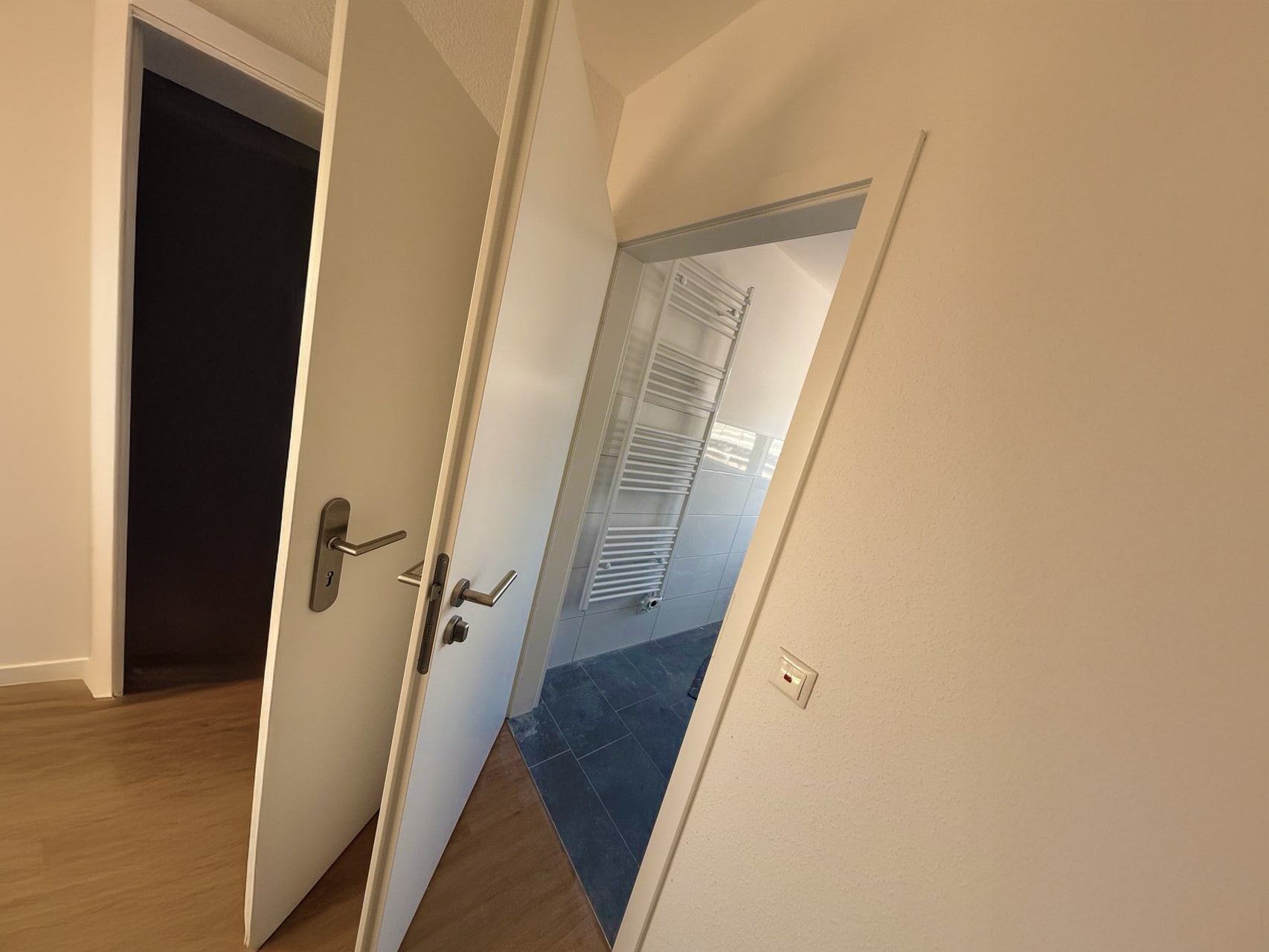 Türmontage im Badezimmerbereich