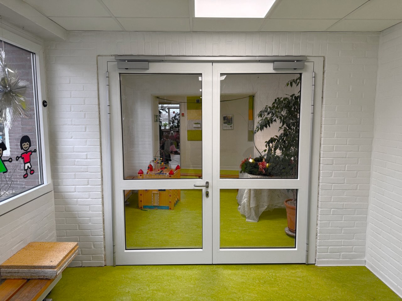 Montage einer zweiflügeligen Glastür im öffentlichen Bereich