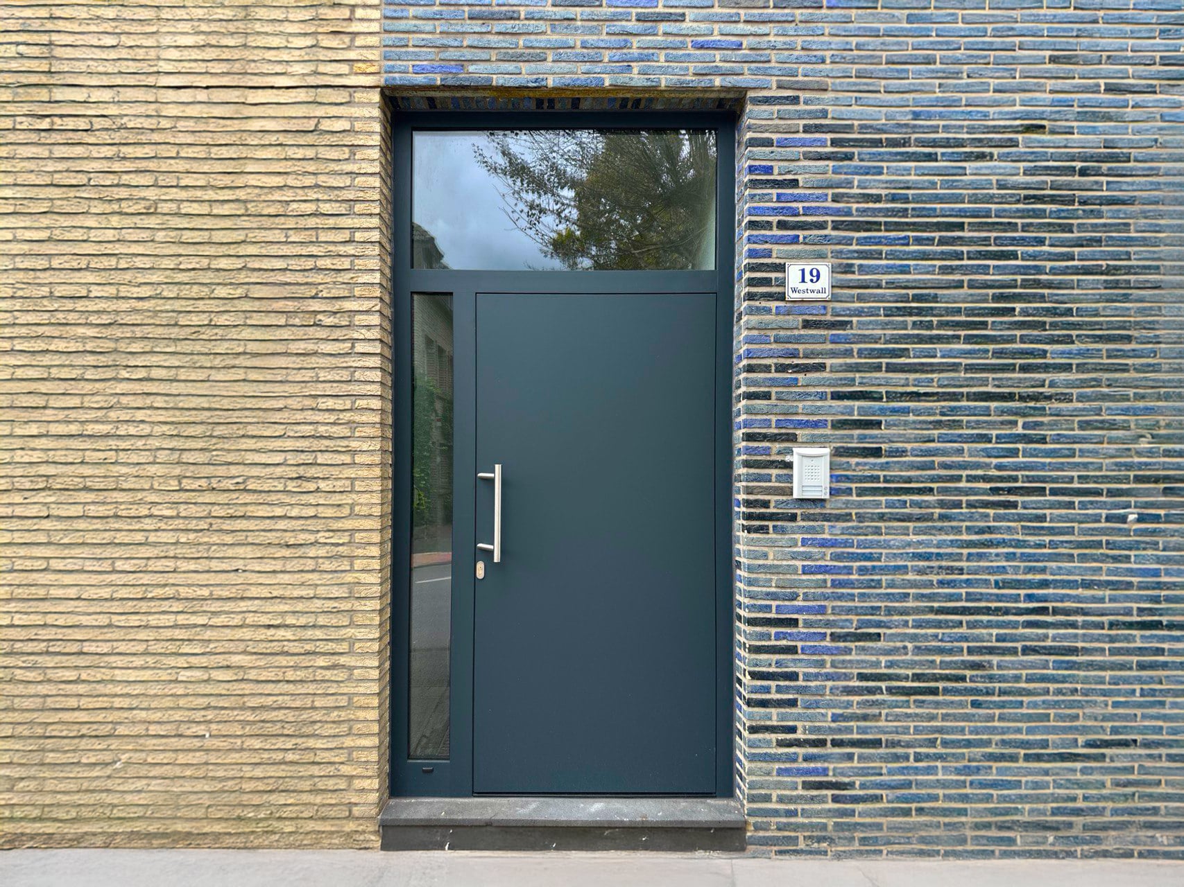 Installation einer modernen Hauseingangstür mit Seitenteil