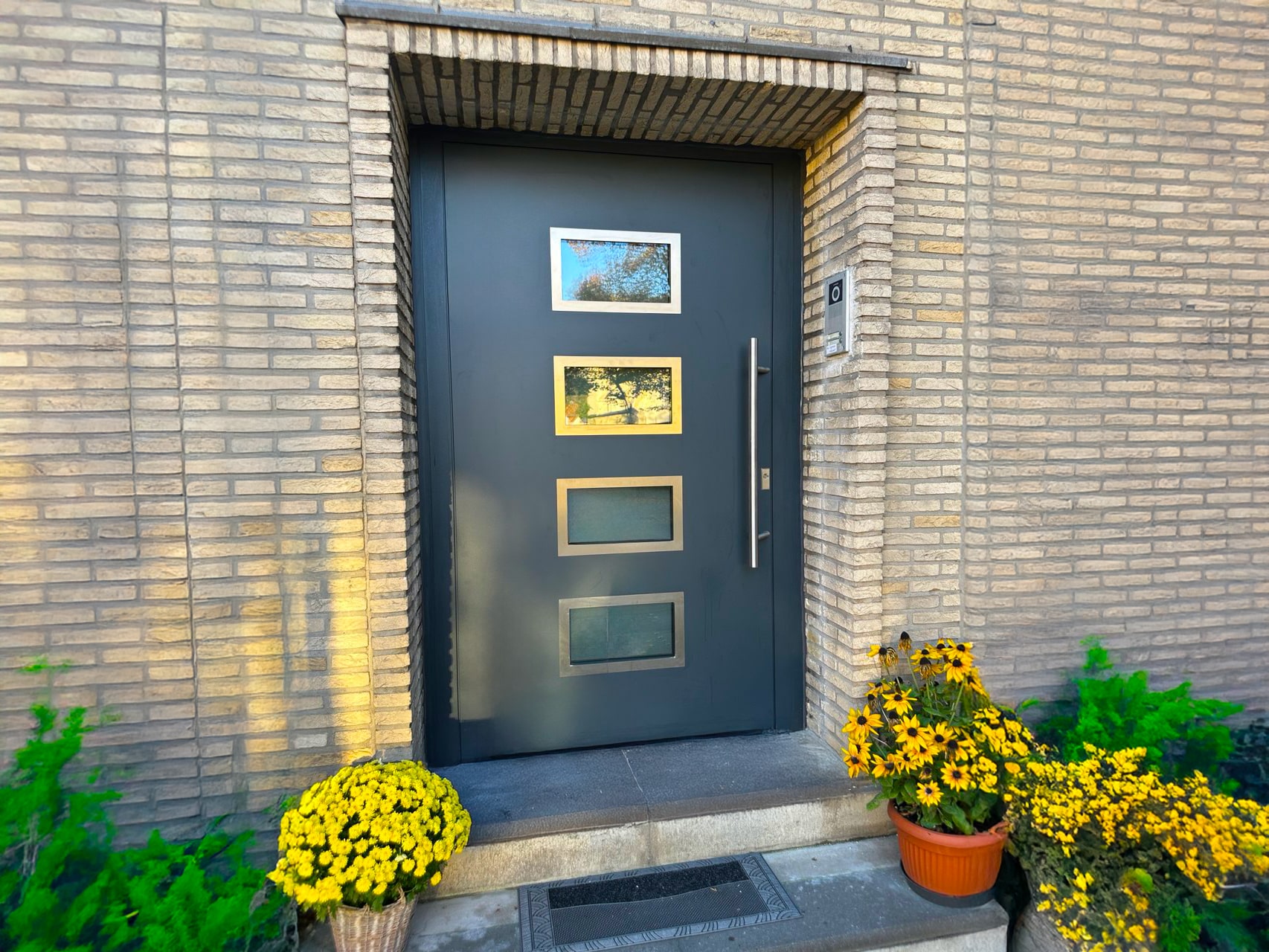 Design-Haustürmontage mit Glaseinsätzen