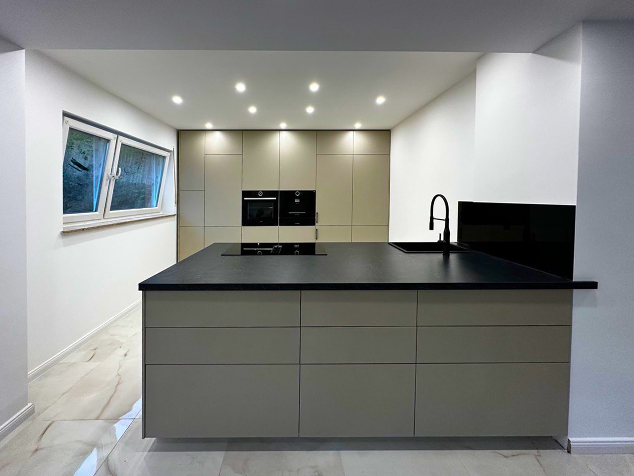 Komplette Küchenmontage in modernem Design